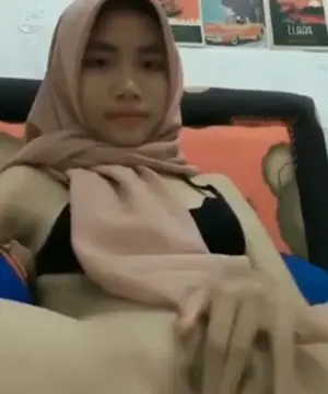 Bocil Hijab Gak Tahan Pengen Colmek